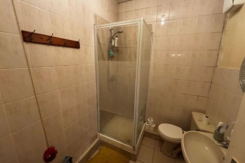 2 bedroom flat to rent, North Hill Road, Leeds LS6
