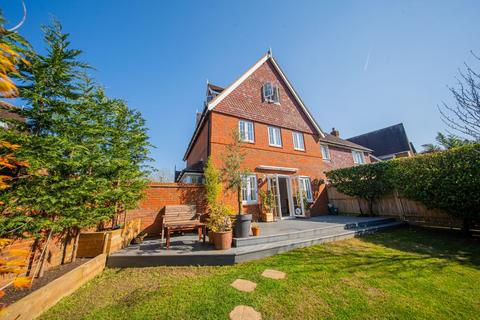 5 bedroom semi-detached house for sale, Kingfisher Drive, Haywards Heath, RH16