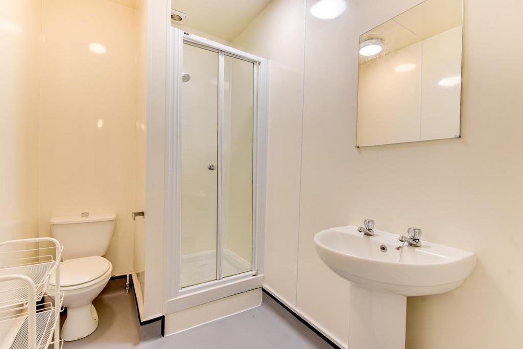 Bright, well-maintained bathroom with a modern ...