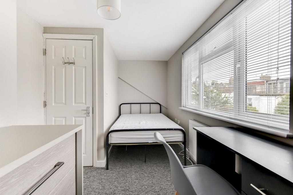 Bright, neatly presented single bedroom with a ...