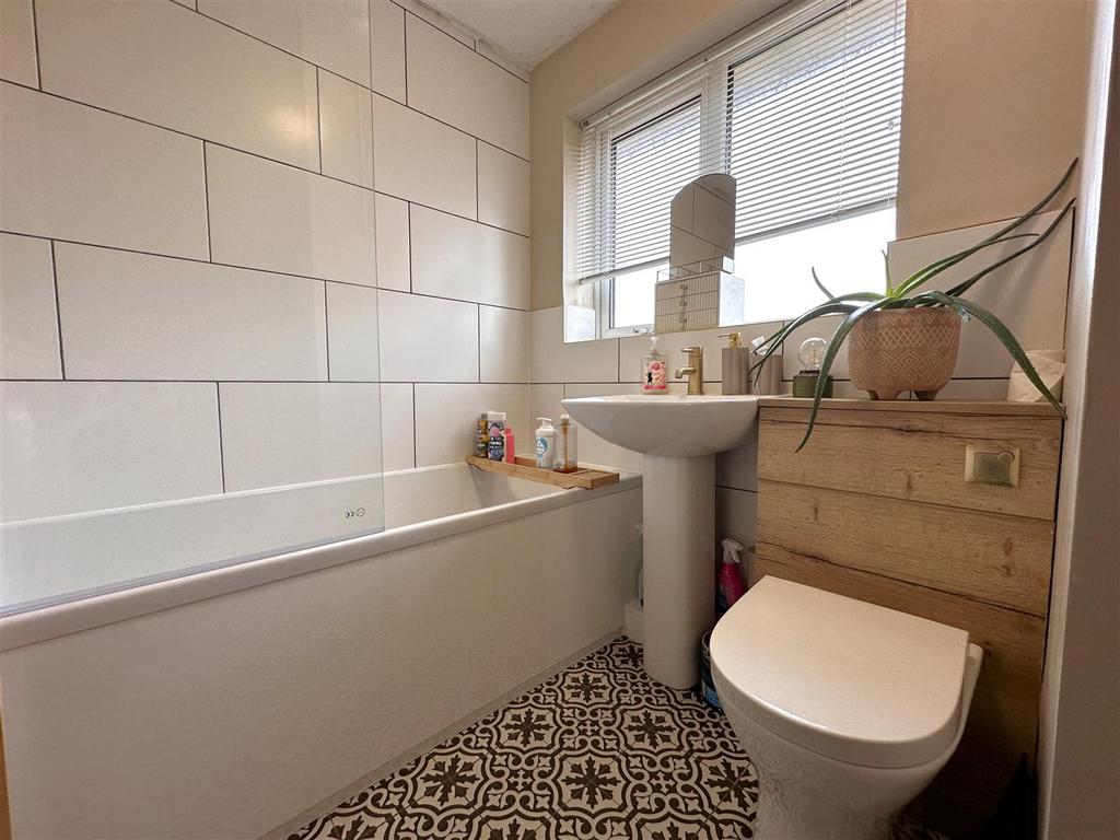 Stylish Contemporary Bathroom 724