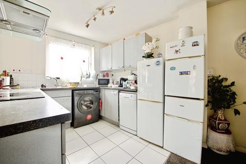 2 bedroom flat for sale, Axon Place, Ilford, IG1