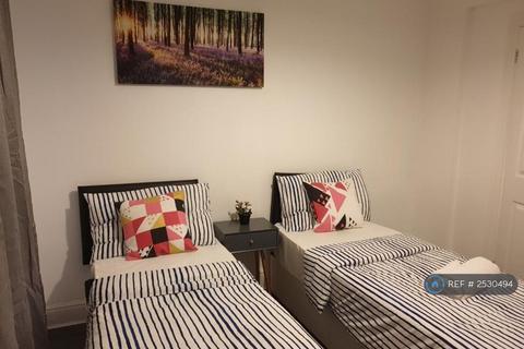 4 bedroom terraced house to rent, Manfield Road, Northampton, NN1