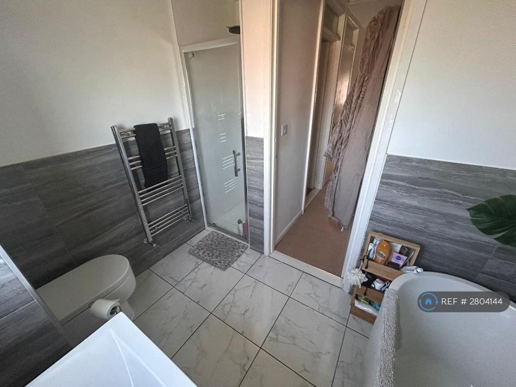 Bathroom/ Shower