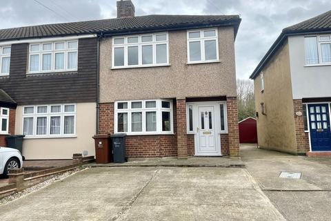 3 bedroom end of terrace house to rent, Eastbrook Drive, Romford