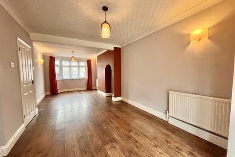 3 bedroom end of terrace house to rent, Eastbrook Drive, Romford