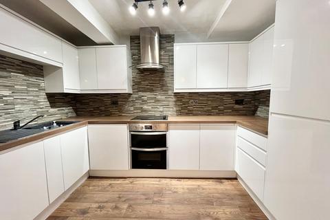 3 bedroom end of terrace house to rent, Eastbrook Drive, Romford