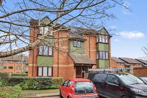 Studio to rent, Maltby Drive, Enfield EN1