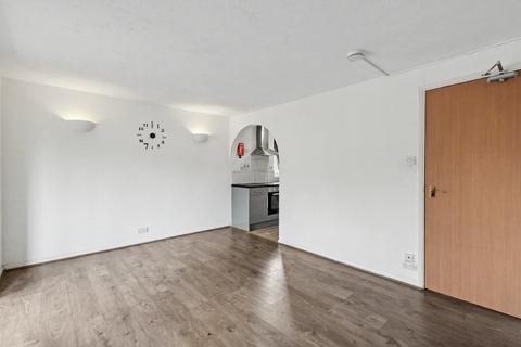 Studio to rent, Maltby Drive, Enfield EN1