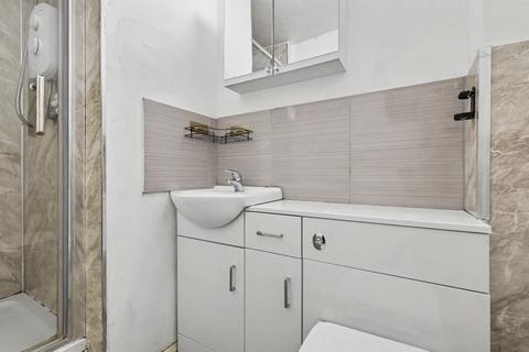 Studio to rent, Maltby Drive, Enfield EN1