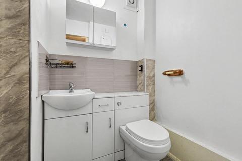 Studio to rent, Maltby Drive, Enfield EN1