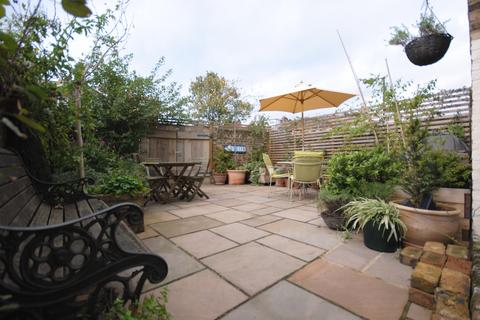 2 bedroom flat to rent, Asylum Road Peckham SE15