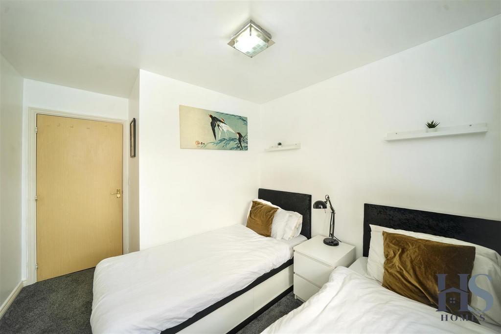 Bed 2.jpg