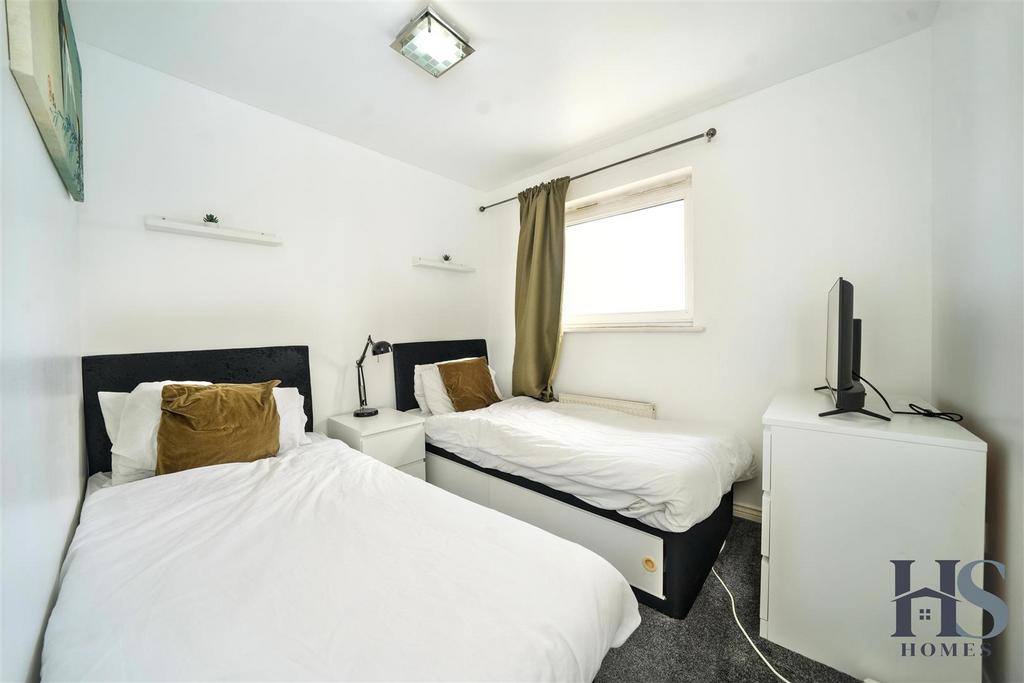 Bed2.jpg