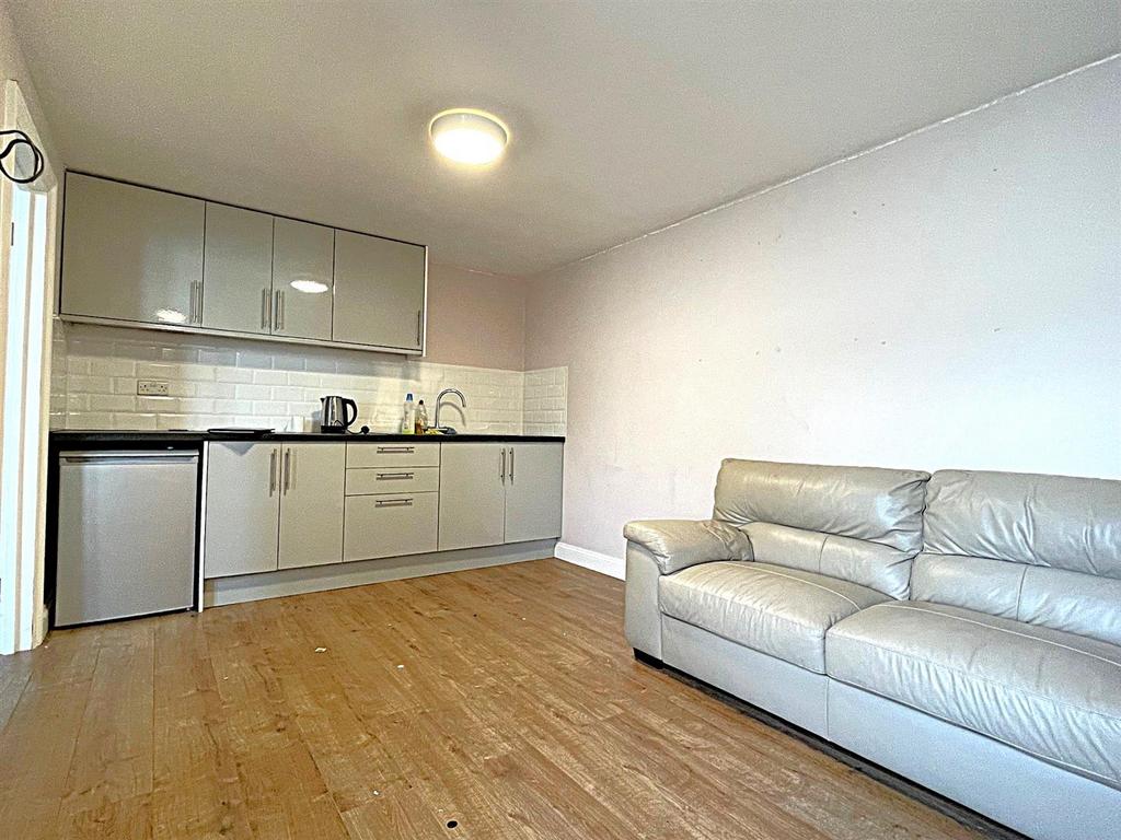 Lounge.kitchen.jpg