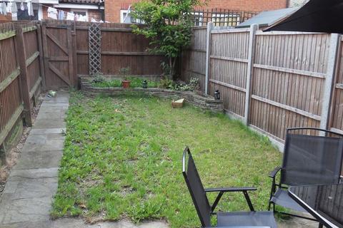 3 bedroom terraced house to rent, Miller Road, Bedford