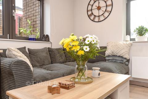 1 bedroom ground floor flat for sale, Clearway Court, Caterham CR3