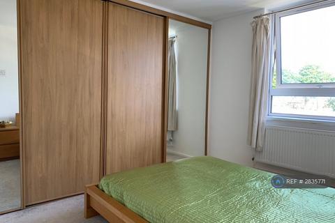 3 bedroom flat to rent, Leven Road, London, E14