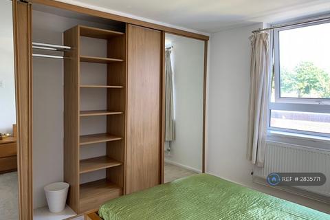 3 bedroom flat to rent, Leven Road, London, E14