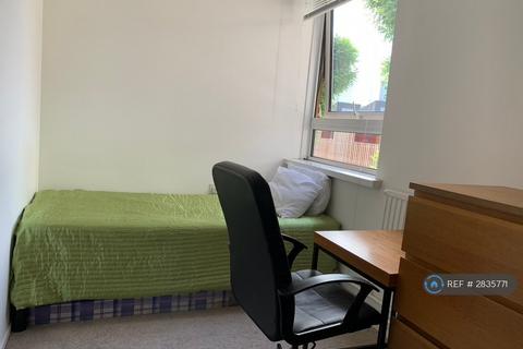 3 bedroom flat to rent, Leven Road, London, E14