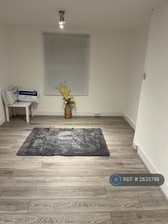 Studio to rent, Mountfield Road, London, N3