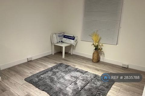 Studio to rent, Mountfield Road, London, N3