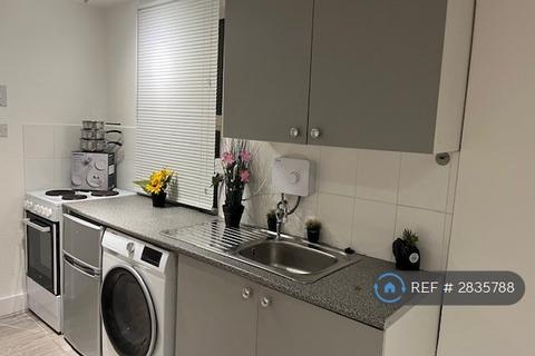 Studio to rent, Mountfield Road, London, N3