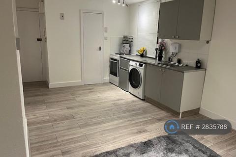 Studio to rent, Mountfield Road, London, N3