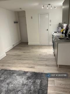 Studio to rent, Mountfield Road, London, N3