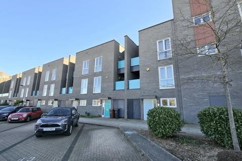 4 bedroom terraced house to rent, Minter Road, Barking, Essex, IG11