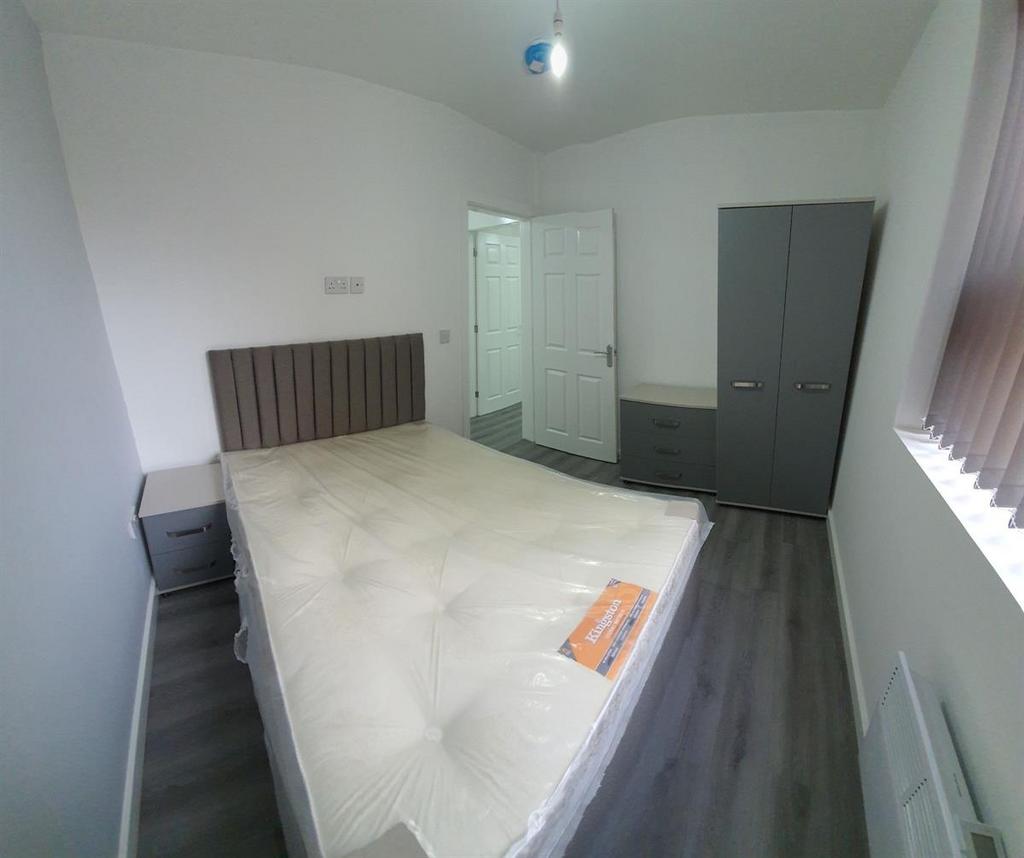 Bright, simply furnished double bedroom with a ...