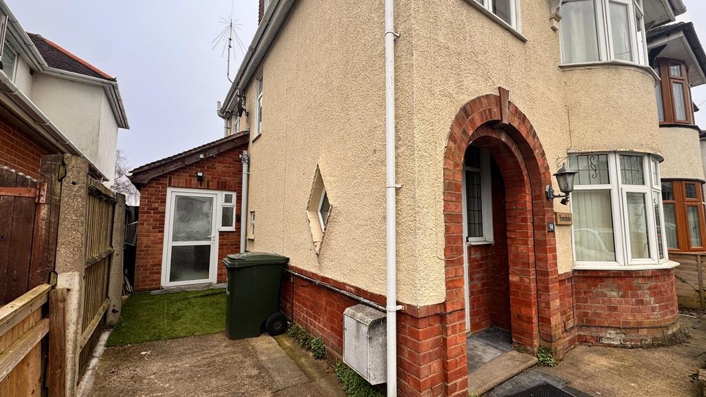 Attractive bay-front house with driveway...