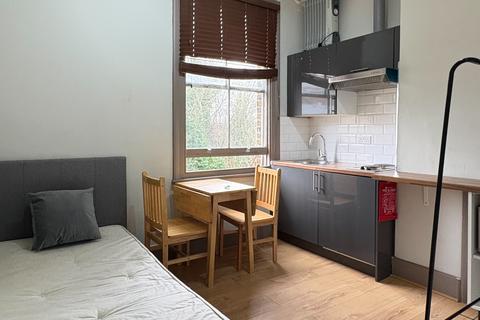 Studio to rent, Iverson Road