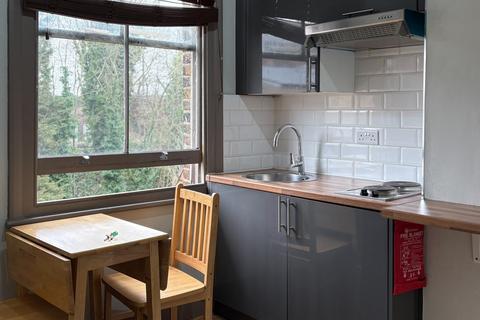 Studio to rent, Iverson Road