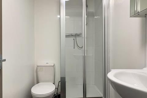 Studio to rent, Iverson Road