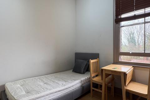 Studio to rent, Iverson Road