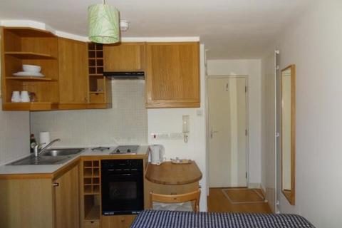Studio to rent, Cartwright Gardens