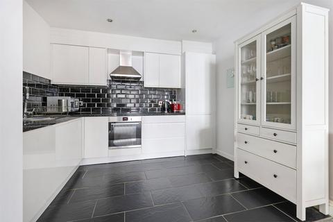 2 bedroom flat for sale, High Street, Dorking, Surrey, RH4