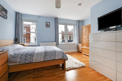 2 bedroom flat for sale, High Street, Dorking, Surrey, RH4