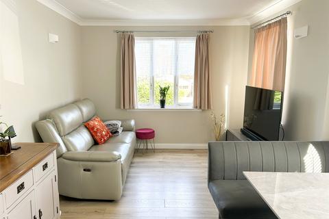 2 bedroom apartment for sale, Guildford Road, Fetcham, Leatherhead, Surrey, KT22