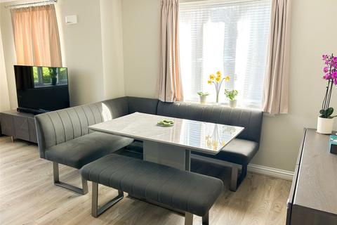 2 bedroom apartment for sale, Guildford Road, Fetcham, Leatherhead, Surrey, KT22