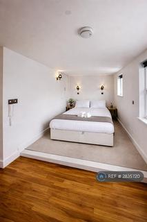 Studio to rent, Devonport Road, London, W12