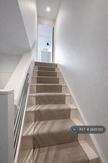 Studio to rent, Devonport Road, London, W12