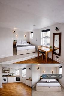 Studio to rent, Devonport Road, London, W12