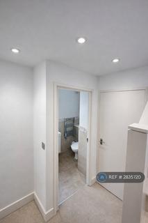 Studio to rent, Devonport Road, London, W12