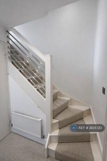 Studio to rent, Devonport Road, London, W12