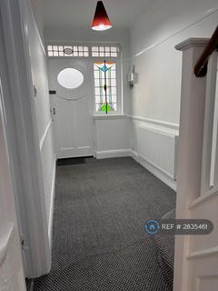 4 bedroom detached house to rent, Eaton Road, Enfield, EN1