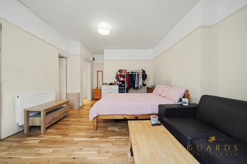 Studio to rent, London W8