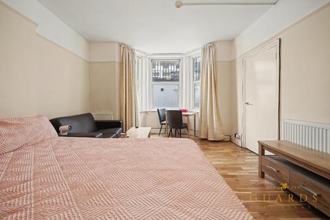 Studio to rent, London W8
