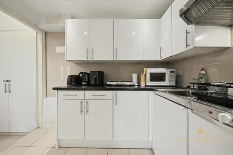 Studio to rent, London W8